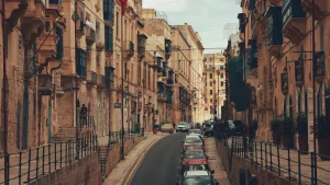 Ruelle lumineuse à Malte pour préparer un voyage solo