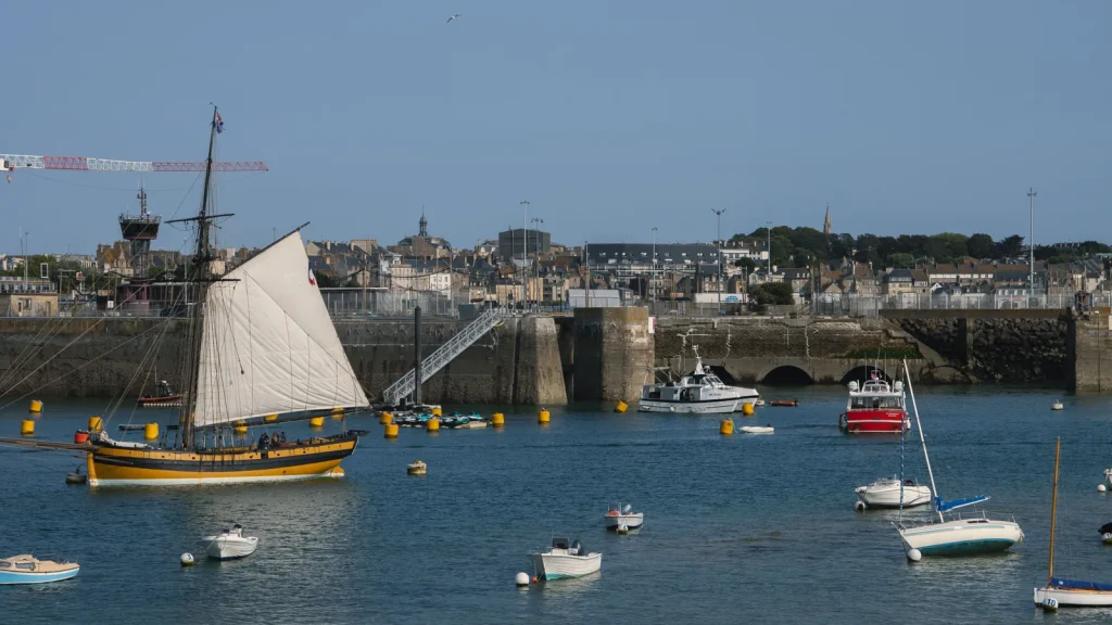 Paysage et point de repère pour Côte nord de la Bretagne en solo, étapes, ports et balades utiles