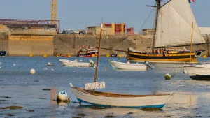 Paysage et point de repère pour Visiter Cancale en solo, port, sentier côtier et accès utile