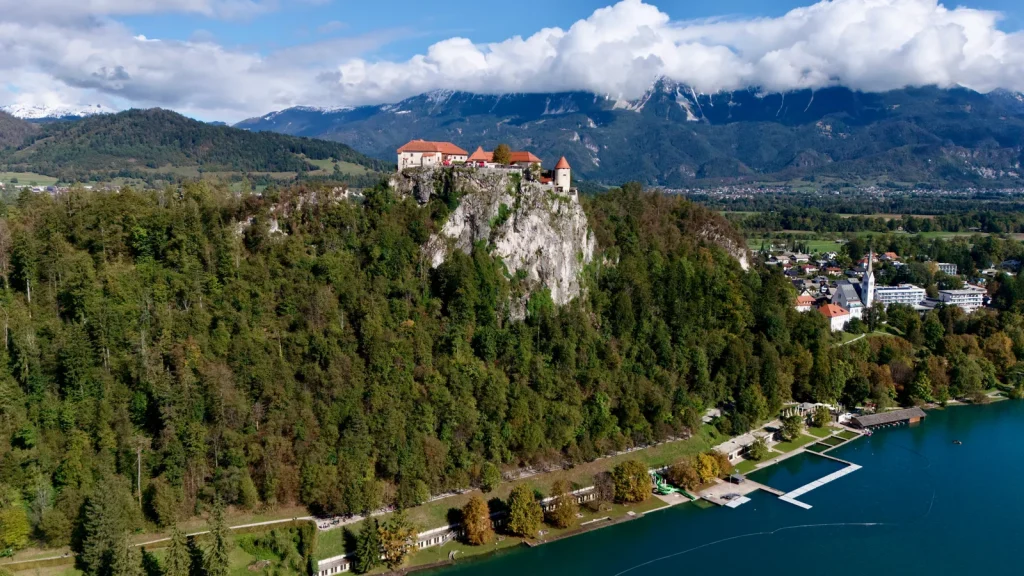 Paysage et point de repère pour Lac de Bled en solo, balade, château et accès pratique
