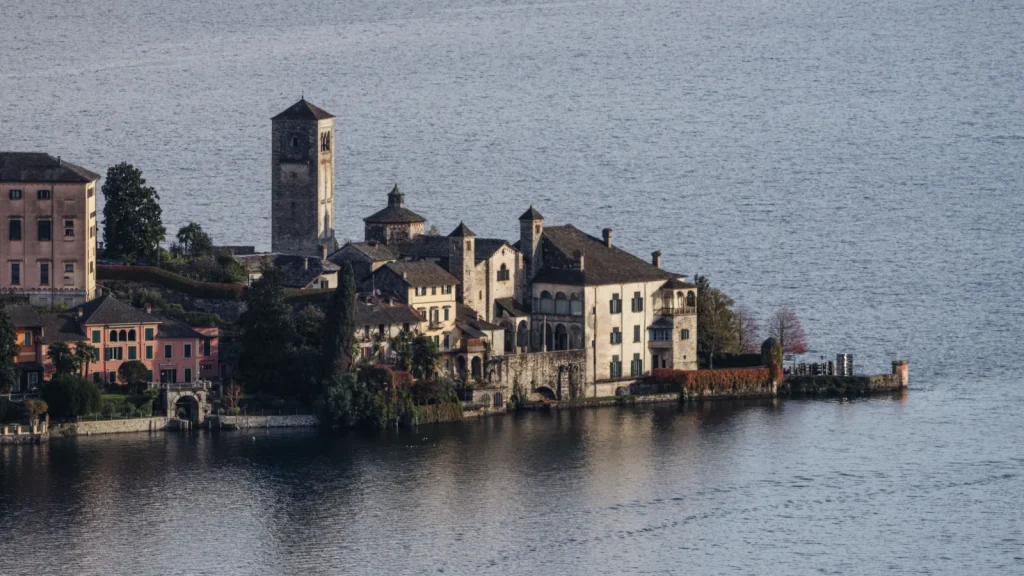 Paysage et point de repère pour Lac d’Orta en solo, une étape calme entre villages et bateau