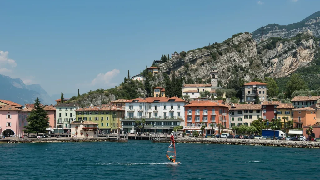 Paysage et point de repère pour Lacs italiens en solo, lequel choisir selon le rythme voulu