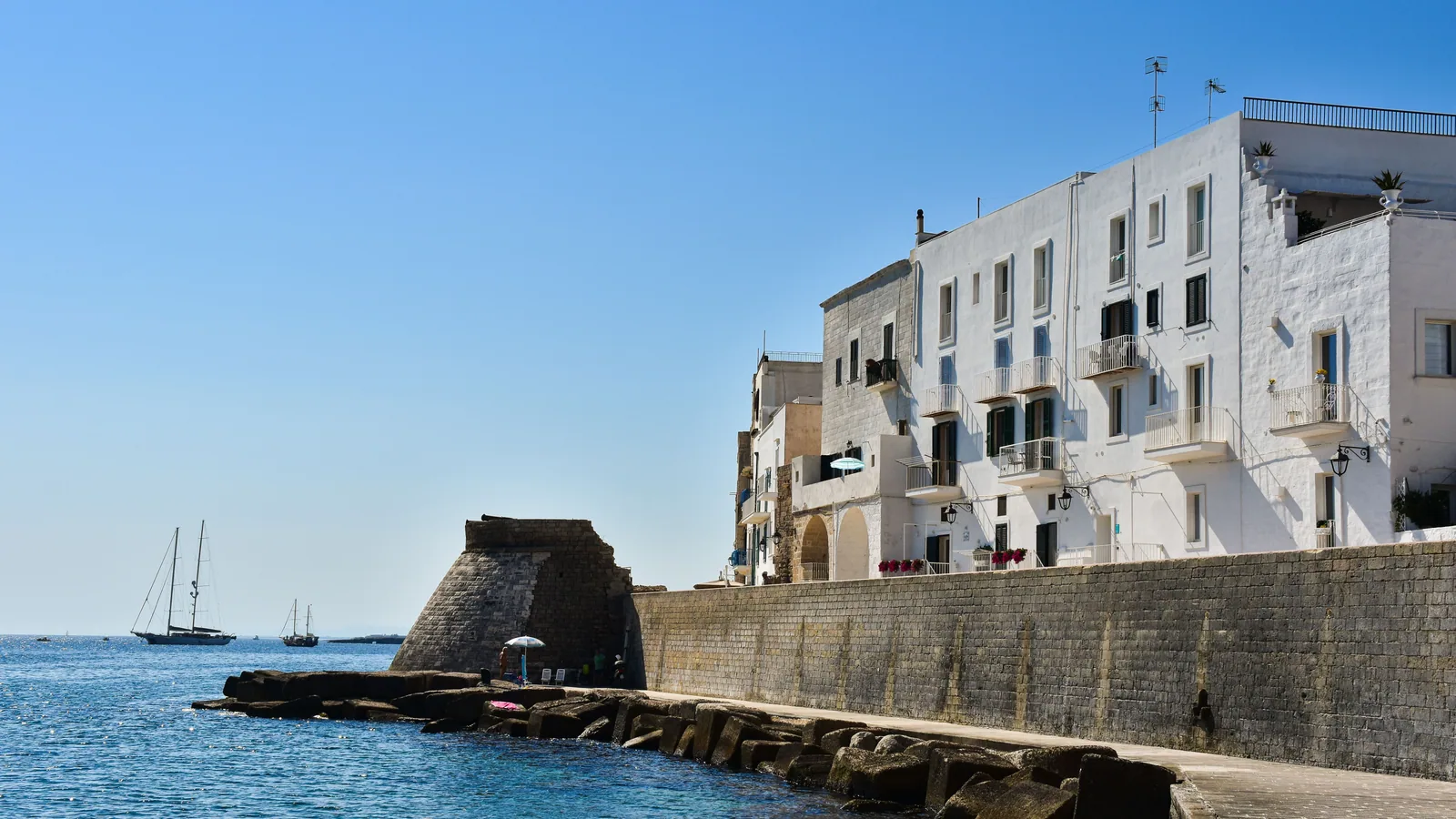 Paysage et point de repère pour Visiter Monopoli en solo, centre ancien, plages et accès