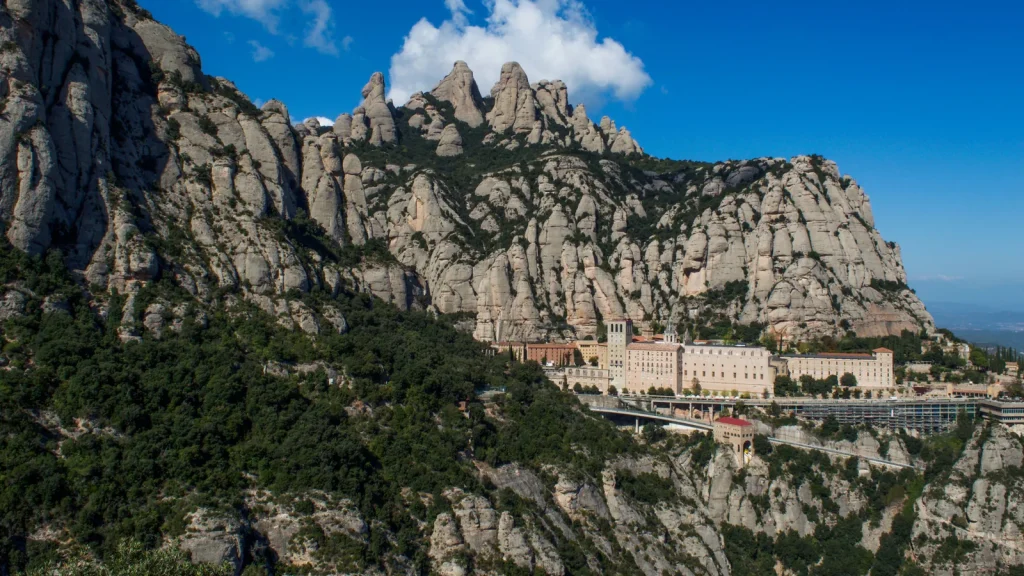 Paysage et point de repère pour Montserrat depuis Barcelone en solo, train, abbaye et randonnée