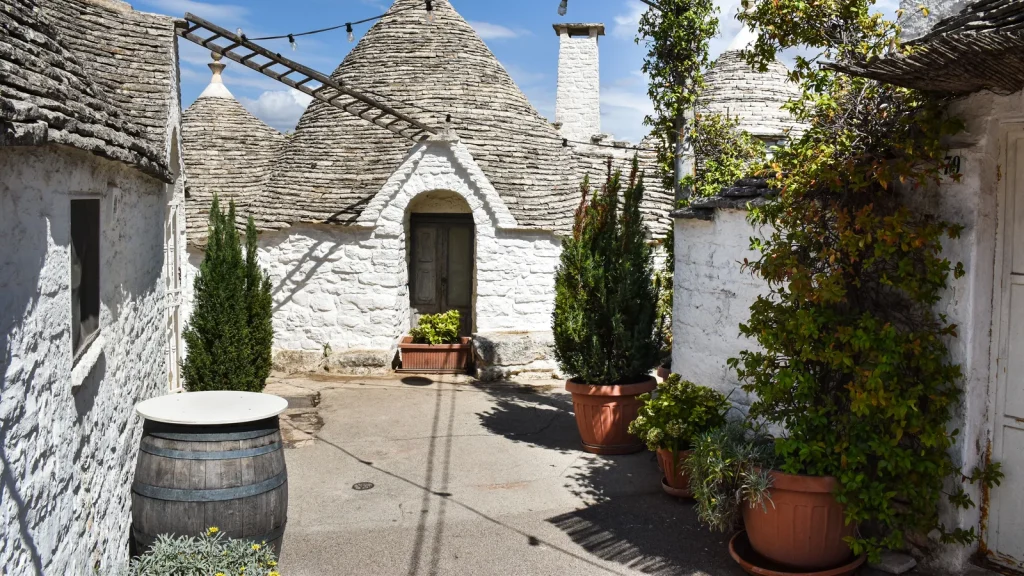 Paysage et point de repère pour Visiter Ostuni en solo, centre blanc, accès et conseils utiles