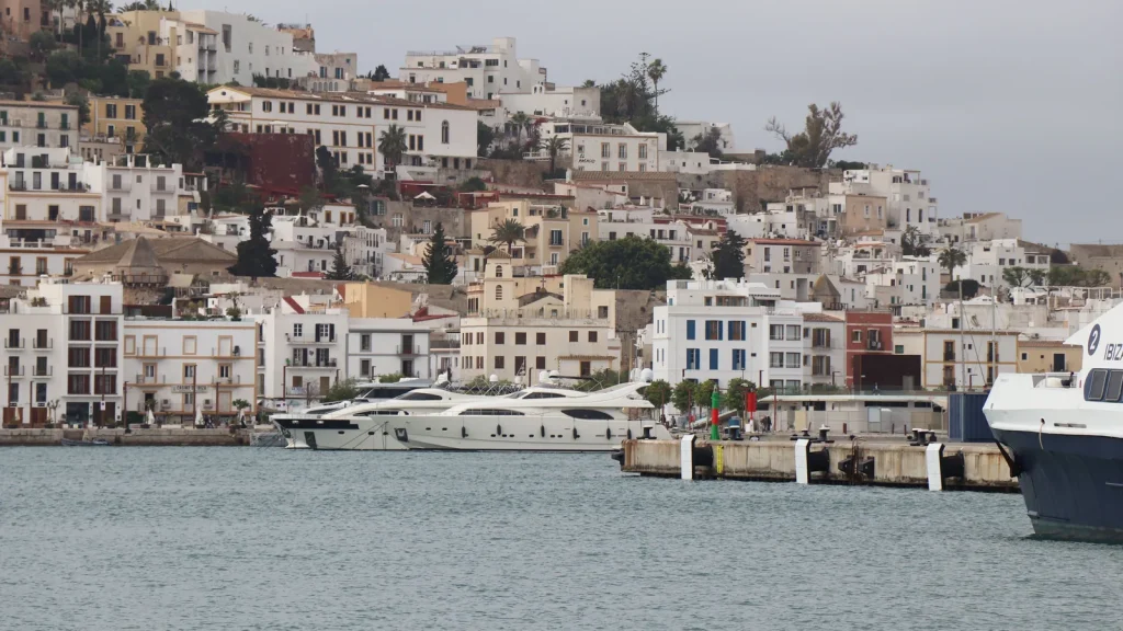 Quartier et ambiance locale pour Où dormir à Ibiza en solo, zones, ambiance et budget
