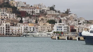 Quartier et ambiance locale pour Où dormir à Ibiza en solo, zones, ambiance et budget