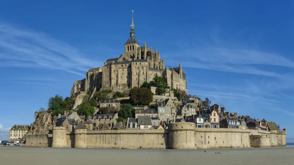 Quartier et ambiance locale pour Où dormir au Mont-Saint-Michel en solo, accès, budget et calme