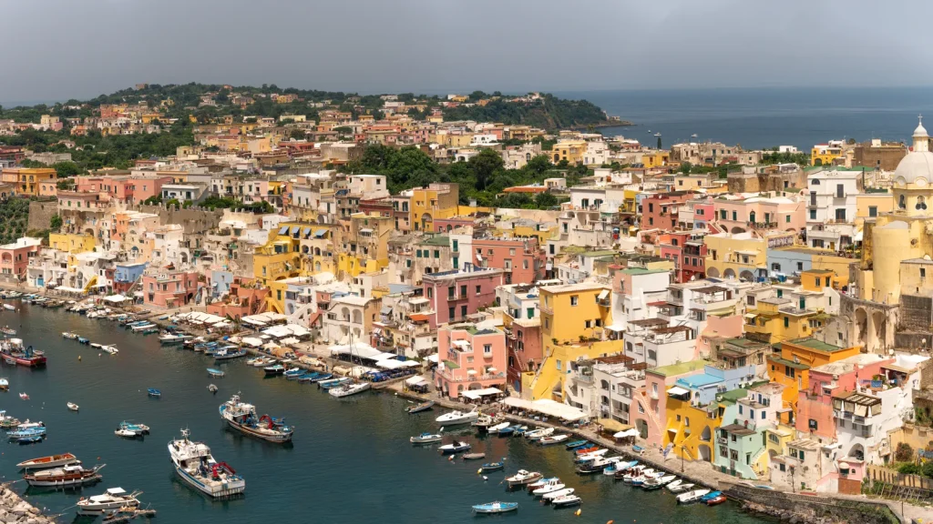 Quartier et ambiance locale pour Où dormir à Procida en solo, ports, villages et budget