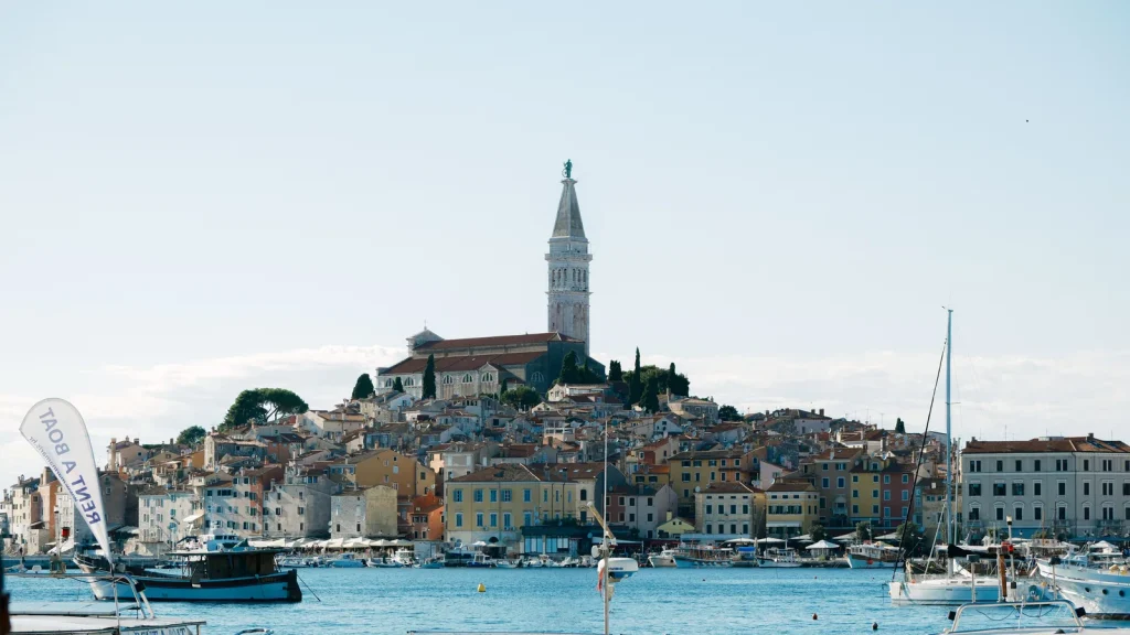 Paysage et point de repère pour Visiter Rovinj en solo, vieille ville, port et conseils pratiques